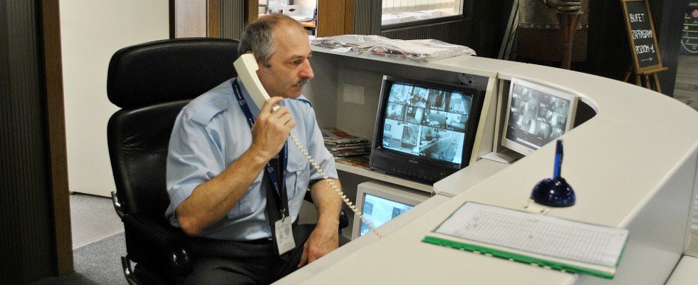 Pracownik Ochrony Portos wykorzystujący telewizję przemysłową i monitoring CCTV