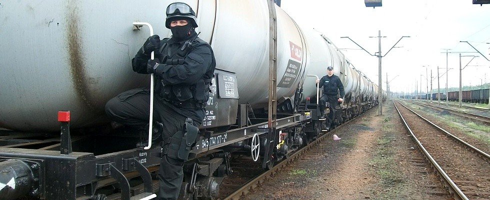 Pracownicy Ochrona Portos w trakcie ochrony transportu kolejowego