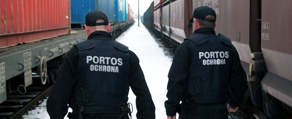 Pracownicy Ochrona Portos podczas cyklicznego obchodu składu i transportu kolejowego